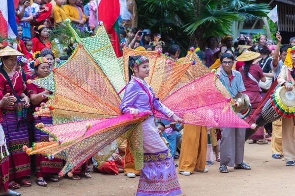 Gruppe der Shan oder Tai Yai (ethnische Gruppe, die in Teilen von Myanmar und Thailand lebt) in Stammeskleidung tanzen bei Shan-Neujahrsfeiern einheimische Tänze. — Stockfoto