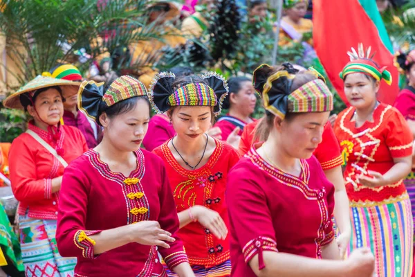 Gruppe der Shan oder Tai Yai (ethnische Gruppe, die in Teilen von Myanmar und Thailand lebt) in Stammeskleidung tanzen bei Shan-Neujahrsfeiern einheimische Tänze. — Stockfoto