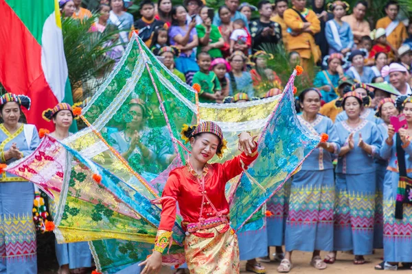 Shan veya Tai Yai Grubu (Myanmar ve Tayland bölgelerinde yaşayan etnik grup) kabile elbise Shan Yeni Yıl kutlamaları yerli dans yapmak. — Stok fotoğraf