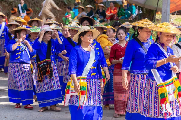 Groupe de Shan ou Tai Yai (groupe ethnique vivant dans certaines parties du Myanmar et de la Thaïlande) en robe tribale font danse autochtone dans les célébrations du Nouvel An Shan . — Photo