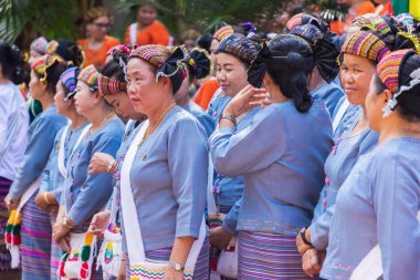 Shan veya Tai Yai Grubu (Myanmar ve Tayland bölgelerinde yaşayan etnik grup) kabile elbise Shan Yeni Yıl kutlamaları yerli dans yapmak.