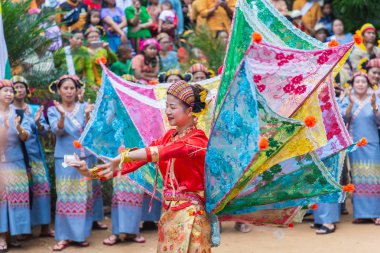 Shan veya Tai Yai Grubu (Myanmar ve Tayland bölgelerinde yaşayan etnik grup) kabile elbise Shan Yeni Yıl kutlamaları yerli dans yapmak.