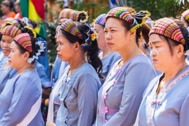 Shan veya Tai Yai Grubu (Myanmar ve Tayland bölgelerinde yaşayan etnik grup) kabile elbise Shan Yeni Yıl kutlamaları yerli dans yapmak.