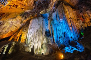 Wulong Karst Ulusal Jeoloji Parkı 'ndaki Furong Mağarası, Chongqing, Çin. Dünya Doğa Mirası, Dünya 'nın En Büyük Mağaraları' ndan biri olarak adlandırıldı..