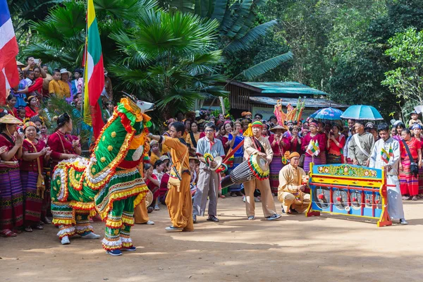 Группа Шань или Тай Яй (этнические группы, проживающие в некоторых частях Мьянмы и Таиланда) в племенной одежде делают родные танцы в Шаньском новогоднем празднике . — стоковое фото