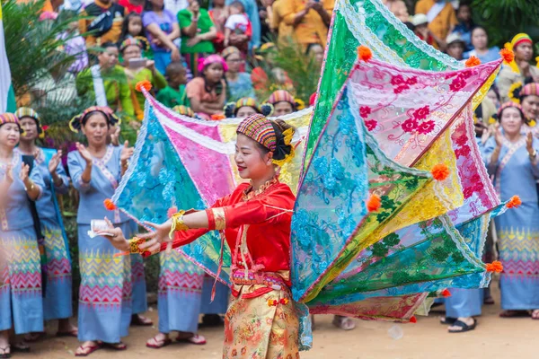 Grupo de Shan ou Tai Yai (grupo étnico que vive em partes de Mianmar e Tailândia) em vestido tribal fazer dança nativa em celebrações de Ano Novo Shan . — Fotografia de Stock