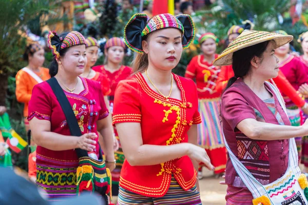 Groupe de Shan ou Tai Yai (groupe ethnique vivant dans certaines parties du Myanmar et de la Thaïlande) en robe tribale font danse autochtone dans les célébrations du Nouvel An Shan . — Photo