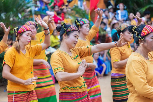 Gruppo di Shan o Tai Yai (gruppo etnico che vive in alcune parti del Myanmar e Thailandia) in abiti tribali fanno danze native nelle celebrazioni di Capodanno Shan . — Foto Stock