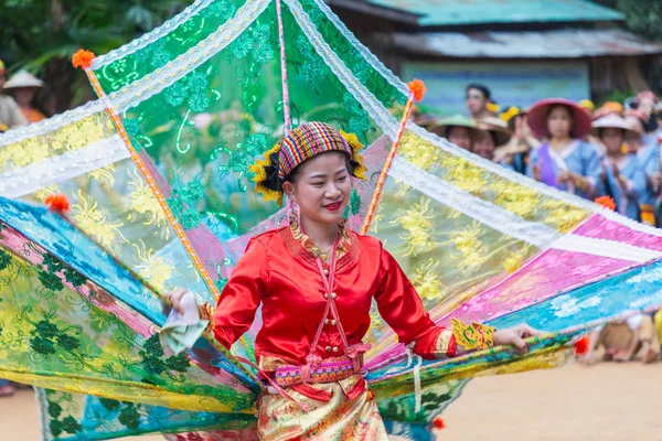 Grupo de Shan ou Tai Yai (grupo étnico que vive em partes de Mianmar e Tailândia) em vestido tribal fazer dança nativa em celebrações de Ano Novo Shan . — Fotografia de Stock