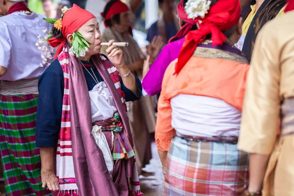 Geistertanz (fon phee) die Seele der Lanna-Menschen im Norden Thailands. Menschen glauben, dass Geist Fruchtbarkeit und Frieden in den Alltag bringen kann. — Stockfoto