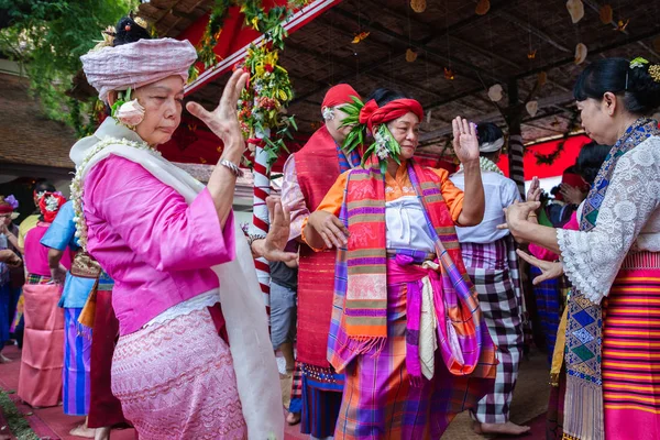 Ruh dansı (Fon Phee) Tayland kuzeyinde Lanna insanların ruhu. İnsanlar ruhun günlük hayata bereket ve barış getirebileceğine inanırlar.. — Stok fotoğraf