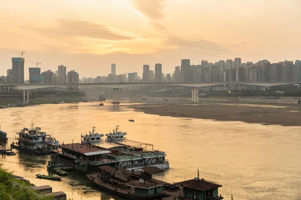 Paisaje urbano y horizonte del centro de la ciudad cerca del puente Chongqing Dongshuimen y el río Yangtze. Chongqing, China . —  Fotos de Stock
