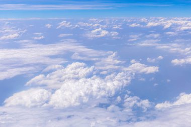 Mavi gökyüzü ve beyaz bulutlar, yağmur bulutları güneşli yaz veya bahar günü.