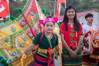 Thoet Thai, Chiang Rai - THAILAND, 27 Kasım 2019: Shan veya Tai Yai 'nin (Myanmar ve Tayland' ın çeşitli bölgelerinde yaşayan etnik grup) genç hanımı Shan Yeni Yıl kutlamalarında kabile kıyafetiyle.