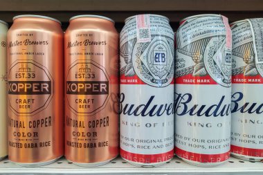 Kopper bira ve Budweiser birasını Chiang Mai süpermarketinde rafa kaldırdı - THAILAND, 12 Haziran 2020
