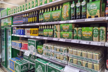 Chang birası Chiang Mai 'deki süpermarkette orijinal Thai birası - THAILAND, 12 Haziran 2020