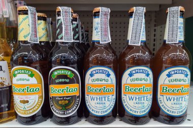 Chiang Mai 'deki süpermarkette rafta duran orijinal Lao birası - THAILAND, 12 Haziran 2020