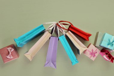 Farklı renkli alışveriş torbaları beyaz arka plan üzerinde düz yatıyordu görünümünü. Satılık, hediyeler, tatil. Güzellik ve moda kavramı