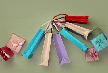 Farklı renkli alışveriş torbaları beyaz arka plan üzerinde düz yatıyordu görünümünü. Satılık, hediyeler, tatil. Güzellik ve moda kavramı