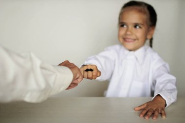 Sevimli küçük kız ve büyük annesi kendi yumruklarını keçe bıyıkları halkaları, mutlu ile gösterilen gün ve erkek sağlığı kavramı baba