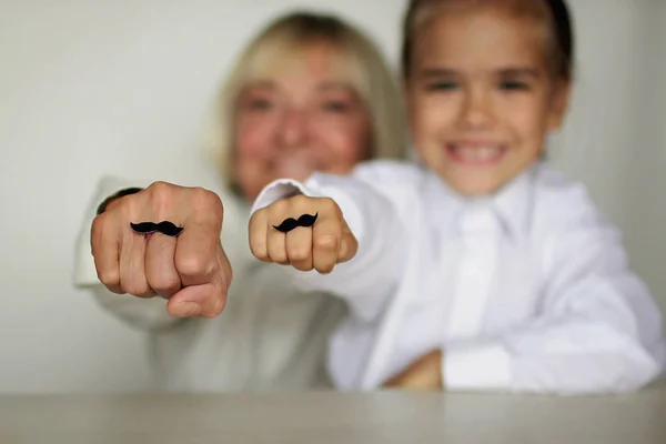 Милая Маленькая Девочка Бабушка Показывая Свои Кулаки Войлочными Усами Кольца — стоковое фото