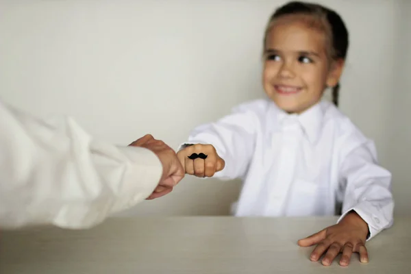 Een Schattig Klein Meisje Haar Grootmoeder Tonen Hun Vuisten Met — Stockfoto