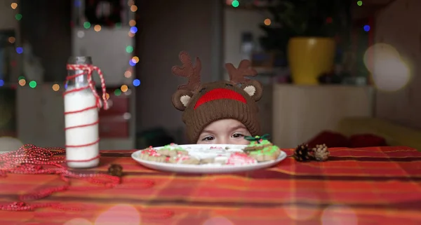 Mignon Tout Petit Garçon Dans Chapeau Renne Étirant Main Assiette — Photo