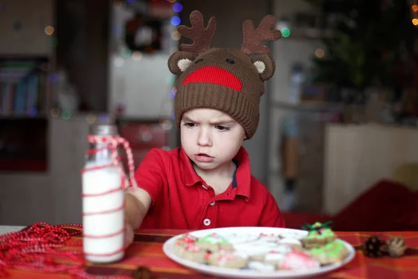 Ładny Maluch Chłopca Kapeluszu Reniferów Jedzenia Ciasteczko Płytki Świąteczne Bożonarodzeniowe — Zdjęcie stockowe
