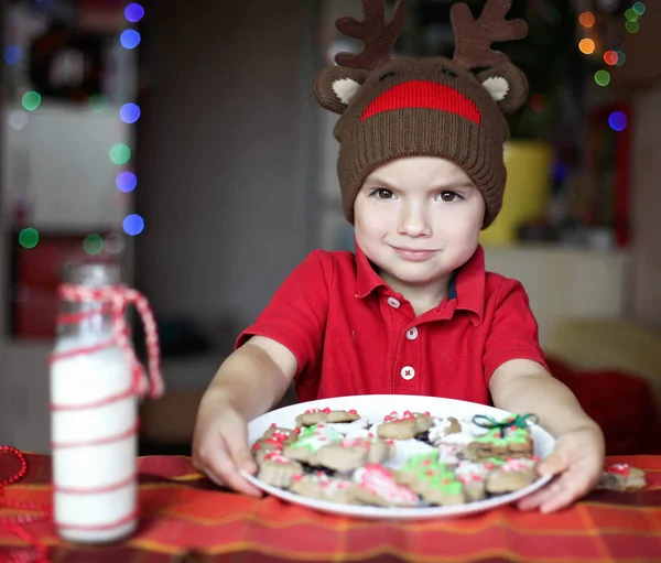 Menino Bonito Criança Chapéu Renas Comer Biscoito Prato Festivo Com — Fotografia de Stock