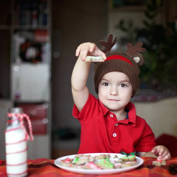 Menino Bonito Criança Chapéu Renas Comer Biscoito Prato Festivo Com — Fotografia de Stock