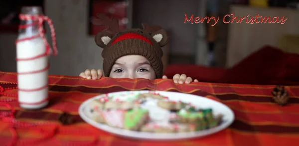 Menino Bonito Criança Chapéu Renas Comer Biscoito Prato Festivo Com — Fotografia de Stock