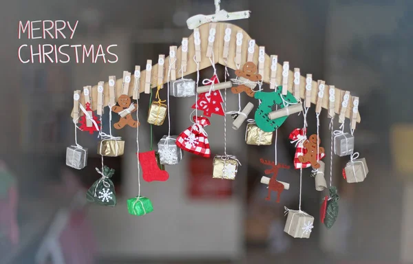 귀여운 선물에 스트레칭 아이가 만들어진된 상자에 선물에 크리스마스 — 스톡 사진