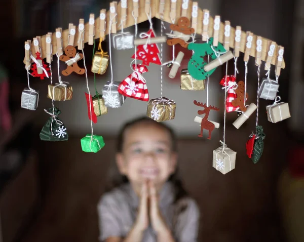 Mignon Petit Enfant Étirement Pour Calendrier Avent Avec Petits Cadeaux — Photo