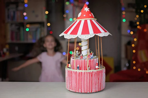 Jolie Fille Préscolaire Regardant Avec Admiration Sur Manège Rouge Noël — Photo