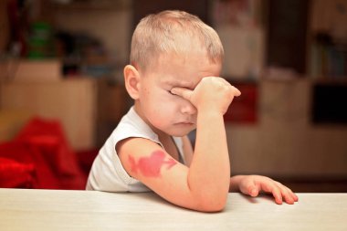 Düşünceli, o düşüyor düşünüyorum kalp sembolü dövme olan küçük çocuk mutsuz, romantik ve kavramı, Sevgililer günü tebrik seviyorum