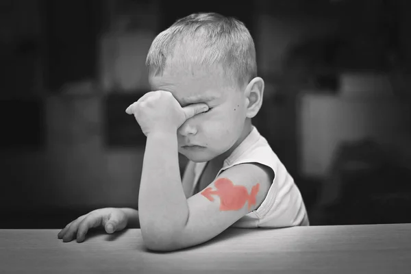 Маленький Мальчик Мягком Розовом Галстуке Бабочке Татуировкой Сердце Символа Мышления — стоковое фото