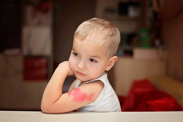 Mały Chłopiec Serce Symbol Tatuaż Starannie Myślenia Zakochuje Się Miłość — Zdjęcie stockowe