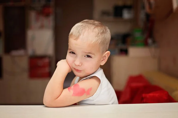 Χαριτωμένο Μικρό Αγόρι Δείχνοντας Του Τατουάζ Σύμβολο Καρδιά Πέφτει Ερωτευμένος — Φωτογραφία Αρχείου