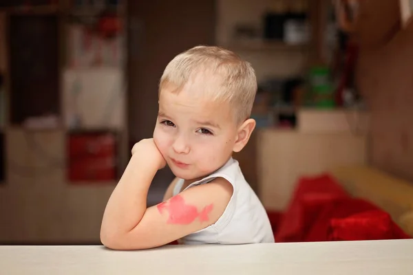 Schattige Kleine Jongen Met Zijn Hart Symbool Tatoeage Hij Valt — Stockfoto