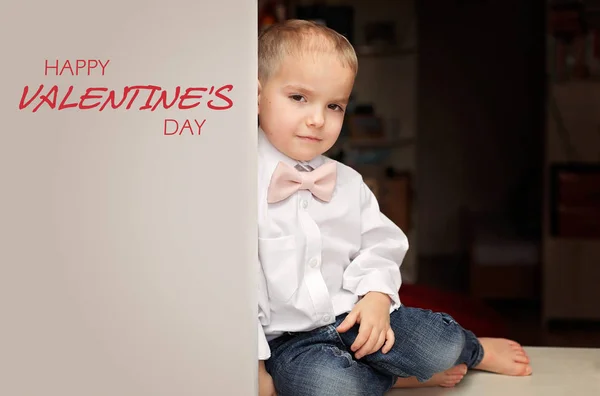 穿着白衬衫和柔软的粉色领结的小男孩坐在桌子上自信地看着 他爱上了爱情 浪漫和爱情的概念 情人节问候 是文字的地方 — 图库照片