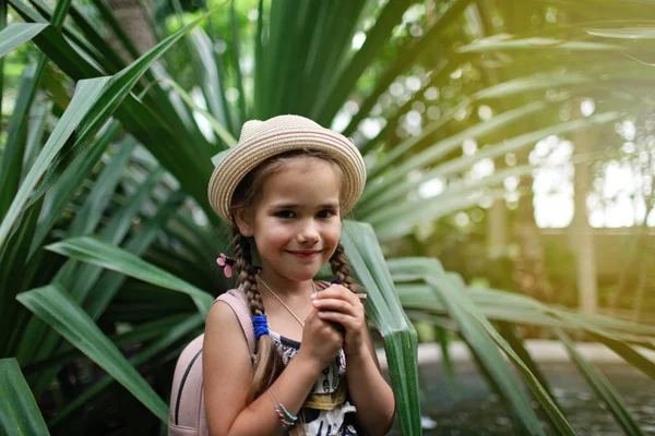 Gyerek a trópusi kertben — Stock Fotó