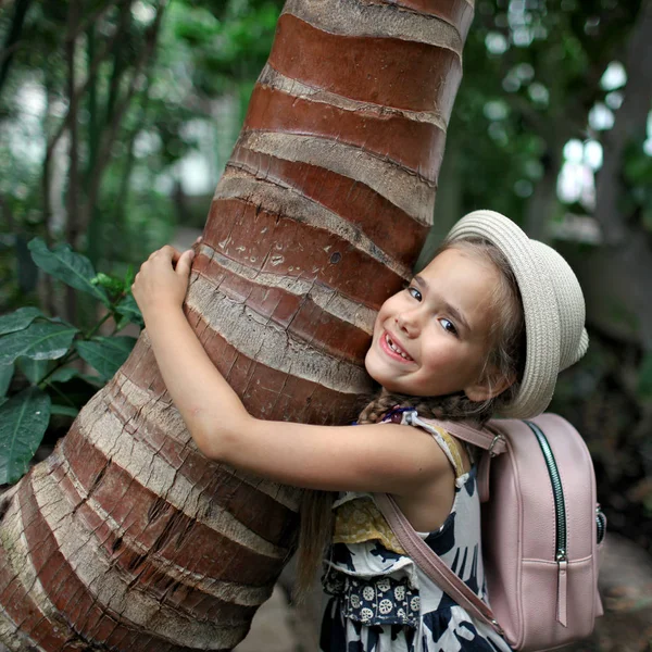 Gyerek a trópusi kertben — Stock Fotó
