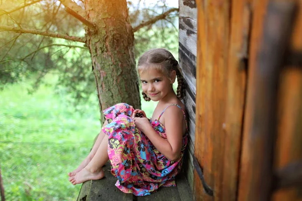 Happy cute kid playing in the treehouse — Stock Photo, Image