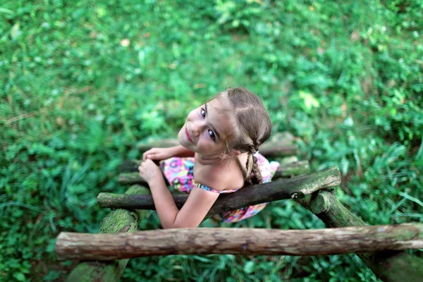 Happy cute kid playing in the treehouse — Stock Photo, Image