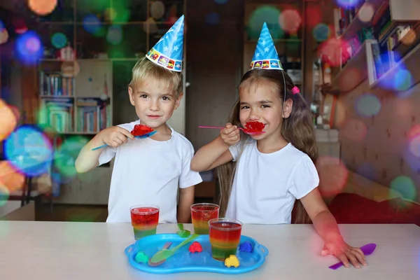Joyeux frère et sœur qui s'amusent à la fête d'anniversaire — Photo