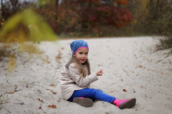 Belleza y moda sesión de otoño — Foto de Stock