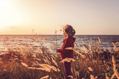 Gün batımını seyreden sevimli bir kız. 