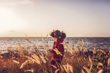 Gün batımını seyreden sevimli bir kız.