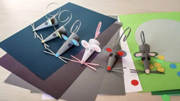 Linda niña de 7-8 años haciendo ratones hechos a mano con papel de colores —  Fotos de Stock