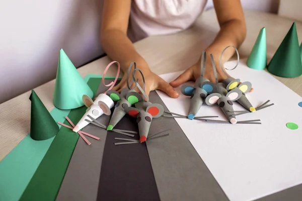 Linda niña de 7-8 años haciendo ratones hechos a mano con papel de colores —  Fotos de Stock
